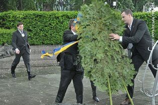 Вінок, який впав на Януковича, продадуть у четвер