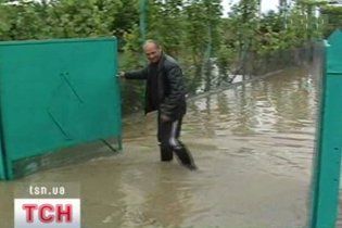 Сильні зливи затопили три райони Закарпаття
