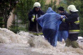 Через зливи у Європі та Китаї евакуювали тисячі людей