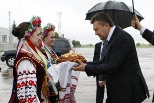 У Львові Януковича пообіцяли зустріти яйцями