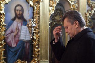 Янукович з Азаровим та Литвиним помолилися у Лаврі