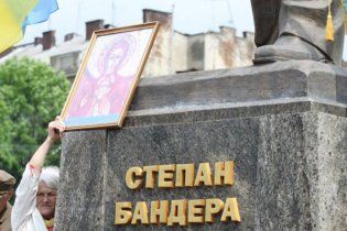 Львівські регіонали поклали квіти до пам'ятника Бандері