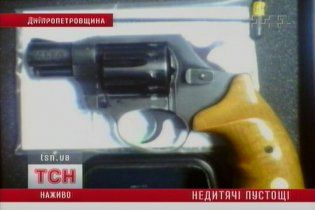 На Дніпропетровщині трирічний хлопчик вистрелив у сестру з револьвера