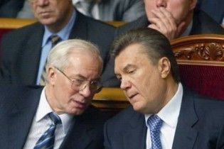 Янукович поручил Азарову проверить законопроекты Тимошенко