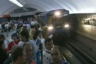 Жінка кинулася під поїзд метро у Києві