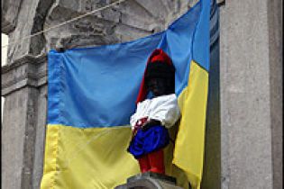 Хлопчик, який пісяє у вишиванці