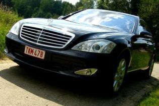 Невідомі розстріляли Mercedes у Москві