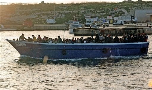 Човен з нелегалами, Італія