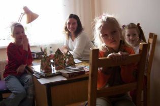 Тысячи школьников воспитываются родителямииз-за границы