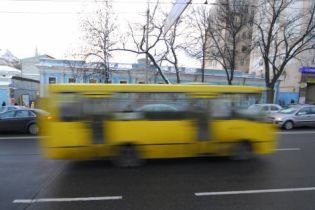 Автобус провез девушку по асфальту (видео)