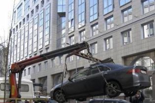 В Одессе эвакуатор упустил машину вместе с водителем