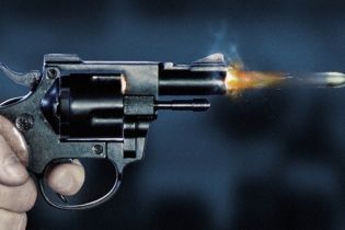 Підлітка, який вісім разів вистрілив у матір, визнали винним