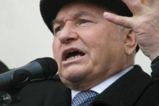 Лужков з дружиною подали до суду на Нємцова