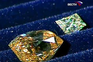 Чоловік хотів вивезти діамантів на мільйон гривень у кишені