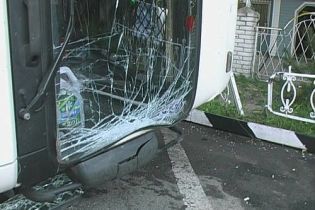 В Сумской области грузовик упал с моста (видео)