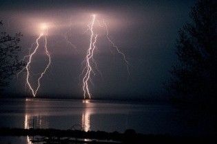 На Закарпатті блискавка вбила дідуся з онуком