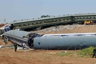 Два поезда столкнулись в Индонезии (видео)