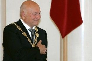 "Регионалы" пообещали разрешить Лужкову въезд в Украину