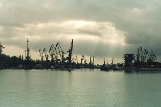 На судне, которое опрокинулось в Поти, есть жертвы