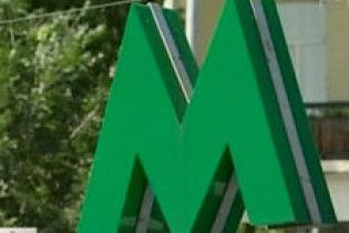 Жінка, яка впала на колію київського метро, втекла з лікарні
