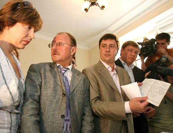 В'ячеслав Кириленко демонструє заяви (Фото: Офіційний сайт блоку