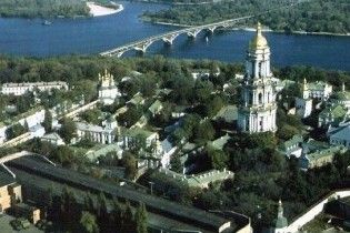 Черновецький роздав півгектара землі під Батьківщиною-матір'ю