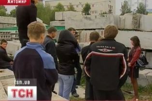 В Житомире школьник умер во время драки (видео)