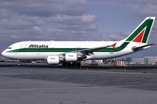 Десятки рейсов отменены в Италии из-за забастовки работников Alitalia (видео)