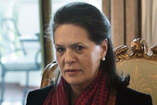 Ганди снова возглавила правящую партию Индии