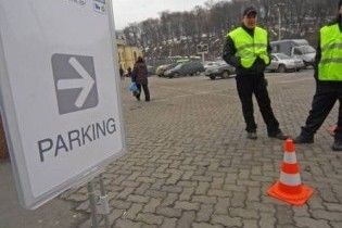За парковку на газонах і у парках київські водії платитимуть штрафи