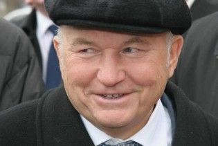 Лужкова назвали почесним жителем Сєвєродонецька й подарували ланцюг