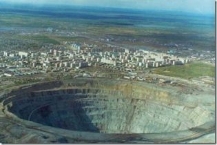 Мужчина выжил после падения с 25-метровой высоты в карьер
