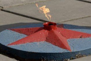 В Одесской области на Вечном огне жарят сосиски