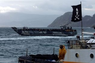 В Украину возвращаются моряки, которые были в пиратском плену (видео)