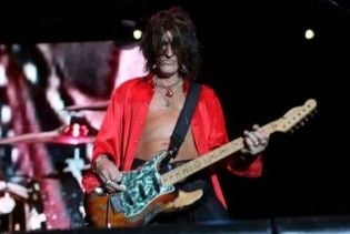 Фронтмен Aerosmith впав зі сцени і зламав плече