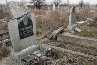 Столичні цвинтарі атакують вандали