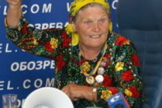 Баба Параска б'ється мегафоном