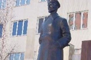 У Херсоні молодь вимагає знести пам'ятник Дзержинському