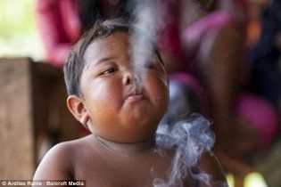 2-летний мальчик, который выкуривал 40 сигарет в день, бросил курить