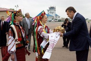 Янукович на запитання про Бандеру пообіцяв львів’янам підвищити зарплати