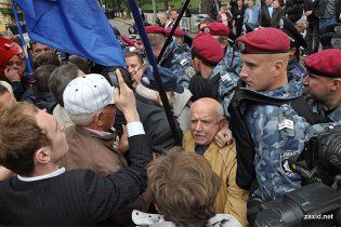 Милиция оградила центр Киева металлическим забором
