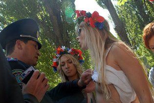 Возле Рады милиция задержала трех обнаженных активисток Femen