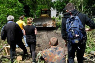В Харькове неизвестные прорвались в парк: начата подготовка к вырубке