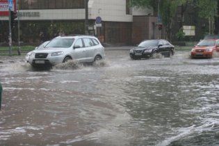 У Запоріжжі потік води змив 13-річних дітей у зливний колектор: один підліток загинув