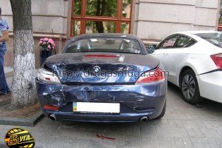 В центре Киева столкнулись пять элитных автомобилей