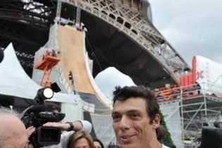 Французький ролер встановив новий світовий рекорд, стрибнувши з Ейфелевої вежі