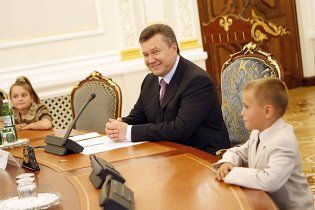 Азаров посоветовал детям брать пример с Януковича