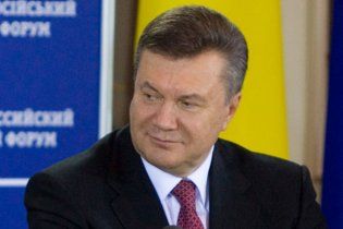 Перед виступом Януковича біля палацу "Україна" прибрали всю рекламу
