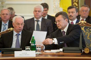 Янукович оцінив роботу Азарова: "Так, нормально"
