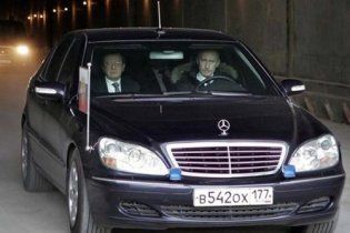 Автомобиль из кортежа Путина попал в ДТП